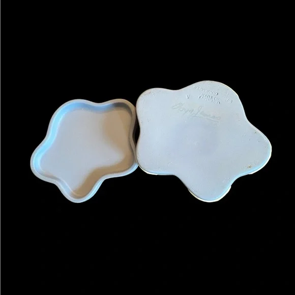 Vintage Wedgwood Blue Jasperware Vanity Trinket Box England 3.75" x 3" x 1.5" - Picture 9 of 10